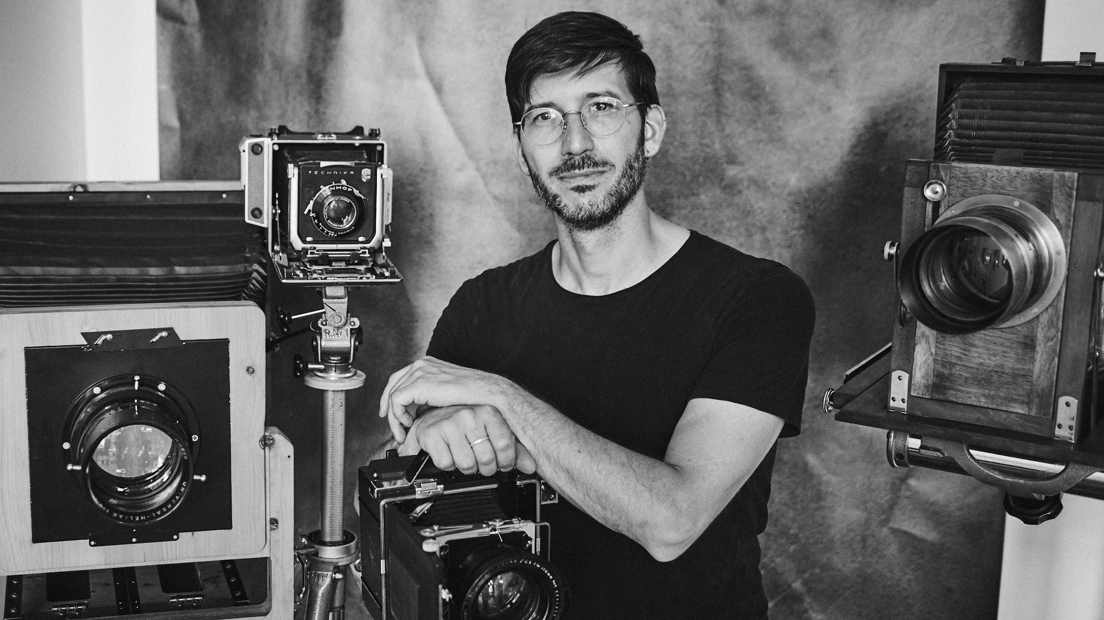 fotografo-michele-gusmeri-ritratto-brescia Michele Gusmeri è un fotografo professionista e un artista del ritratto analogico, lavora a Brescia nello studio Gusmeri Fine Art